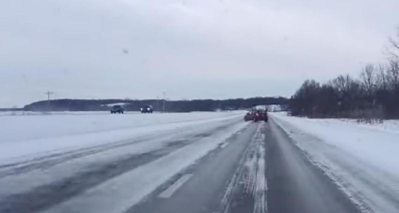  - VIDEO - Il perd le contrôle sur une route verglacée, il termine sa course dans le fossé enneigé