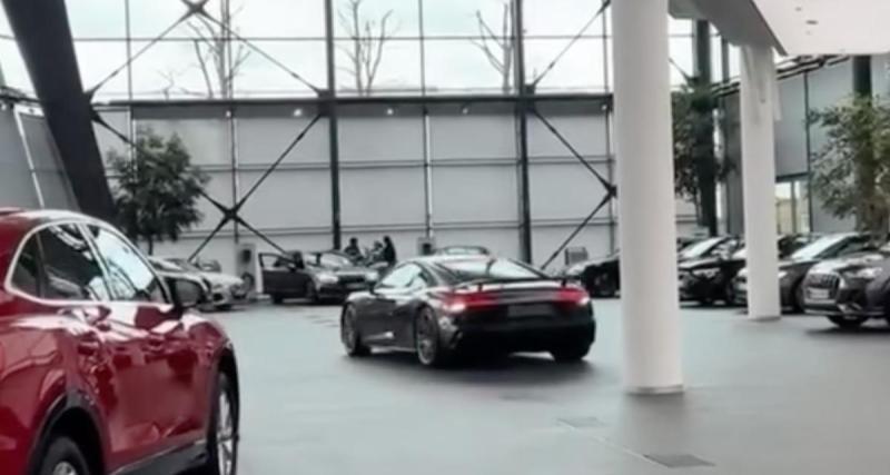  - VIDEO - Déplacer une Audi R8 dans une concession automobile, oui, mais attention aux obstacles !