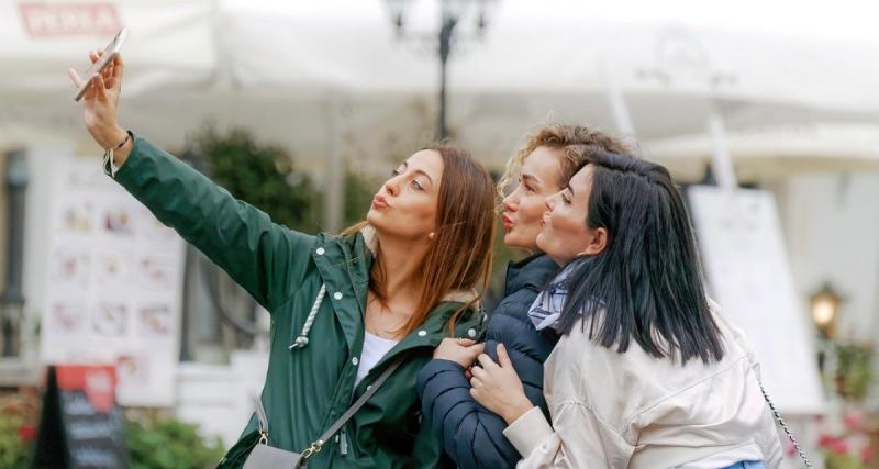  - Grièvement blessées dans un accident de la route, les deux femmes ont un drôle de réflexe : prendre un selfie