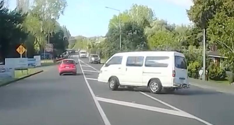  - VIDEO - Cette camionnette tente de se rabattre au dernier moment, son plan tombe rapidement à l’eau