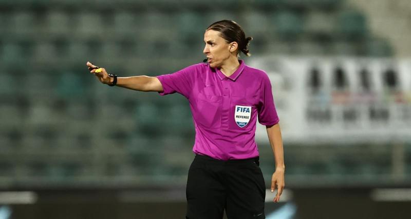  - Grèce : Stéphanie Frappart escortée par la police, les images impressionnantes de l'arbitre française 