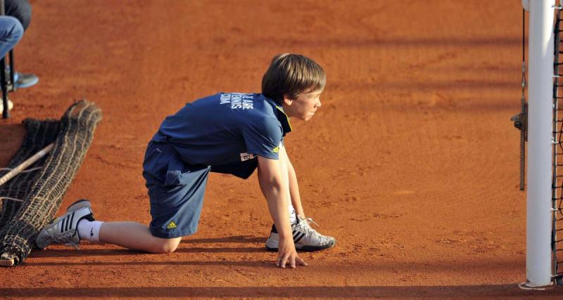  - Roland-Garros : un ramasseur de balle dégomme un joueur en le poussant au sol (VIDEO)