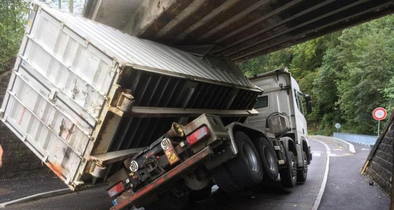  - Des dizaines de camions s'encastrent dans un pont, scènes insolites à cause d'une déviation