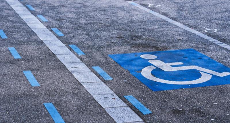  - Le député se gare sur deux places handicapées, il avance une « mégarde » pour se justifier