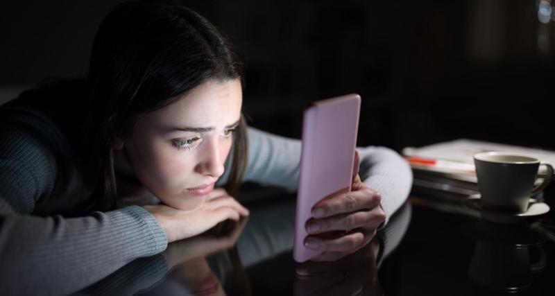  - Ce père se rend compte que sa fille de 13 ans parle à un inconnu depuis plusieurs mois sur son téléphone