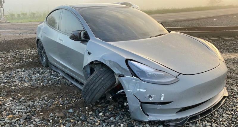  - L'impressionnante vidéo d'une Tesla en mode 100% automatique fonçant sur un train