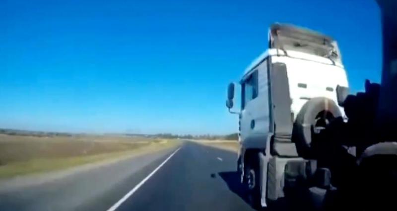  - VIDEO - Il tente de doubler deux poids lourds, l’un d’entre eux l'envoie dans le décor