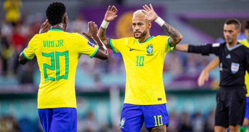  - Real Madrid : Neymar adoube Vinicius et lui offre le Ballon d'Or
