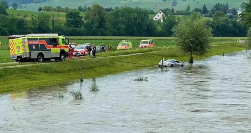  - Le conducteur de 23 ans envoie sa Porsche 911 dans une rivière suisse