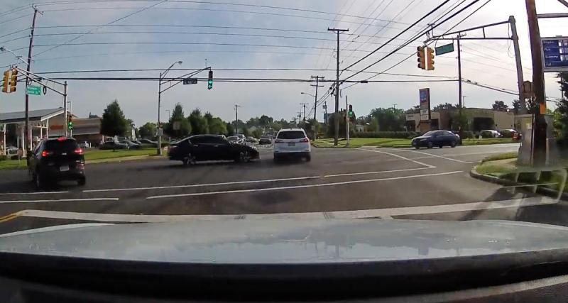  - VIDEO - Ce fou du volant déboule à toute vitesse au feu rouge, il cause un énorme carambolage !