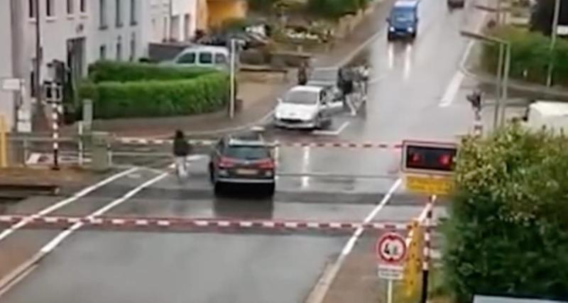  - VIDEO - Sa voiture reste coincée sur les rails, le conducteur se fait la malle au bon moment