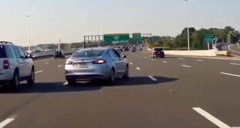  - VIDEO - Cet automobiliste est prêt à tout pour prendre la sortie d’autoroute, il cause un vrai chaos