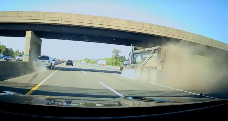  - VIDEO - Ce camionneur passe à travers la glissière de sécurité, drôle de façon de changer de voie…