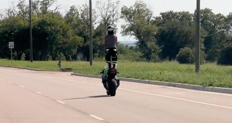  - VIDEO - Ce motard a décidé de sortir du lot, à sa manière