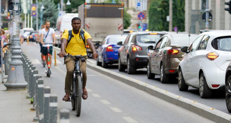  - L’automobiliste roule sur la piste cyclable avec sa voiture, la police constate qu’il est ivre