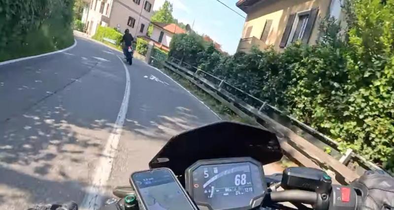  - VIDEO - Le motard prend son virage trop large, il se fait une belle frayeur