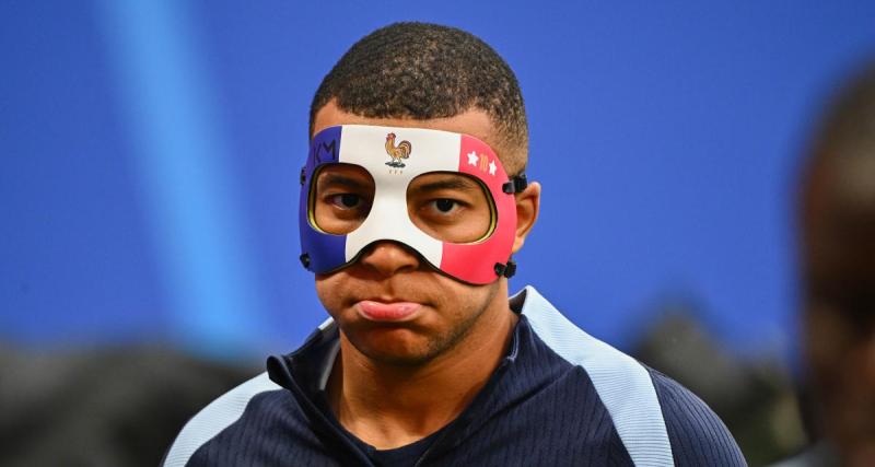  - Équipe de France : les images de Mbappé avec son masque tricolore