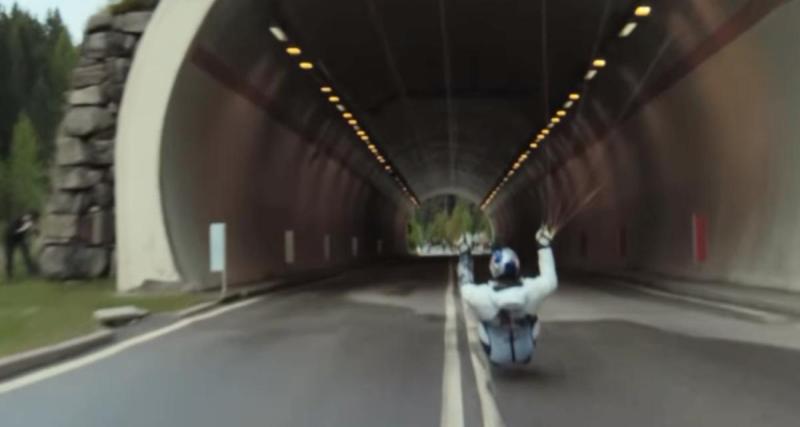  - VIDEO - Ce cascadeur de l'extrême traverse un tunnel, non pas derrière un volant, mais bien en volant !