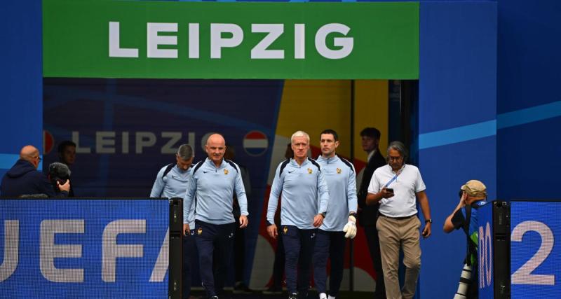  - Équipe de France : le vestiaire des Bleus à Leipzig… séparé seulement d'une bâche avec le terrain
