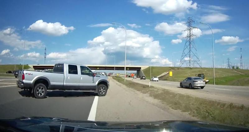  - VIDEO - Ce pick-up sort de nulle part et coupe la route de tout le monde pour rejoindre la sortie d’autoroute