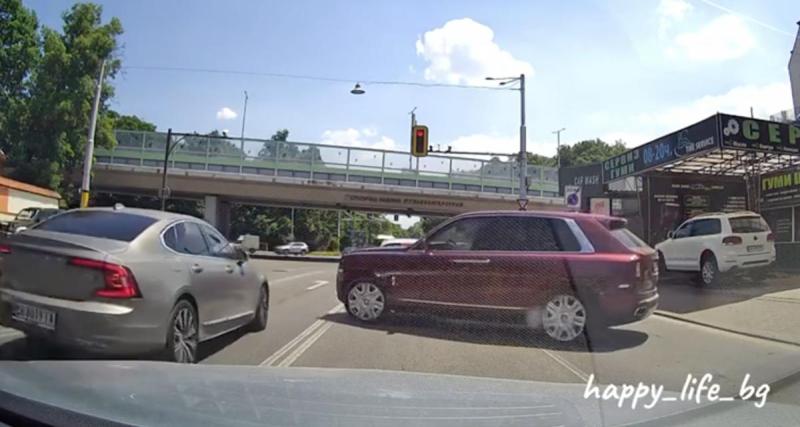 - VIDEO - Ce SUV manœuvre un peu trop tranquillement au milieu de la route, il cause un accident stupide…