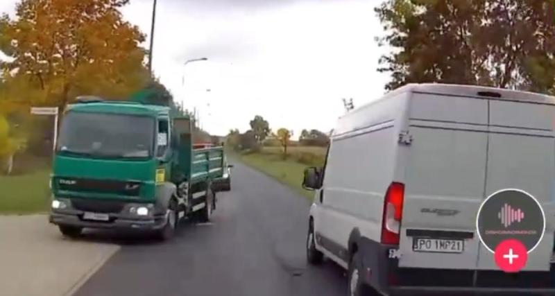  - VIDEO - Le conducteur de cette fourgonnette refuse d’être dépassé, il n'hésite pas à prendre de très gros risques