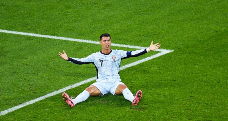  - Portugal : moment dingue, Cristiano Ronaldo se fait sauter dessus par un fan en plein match !