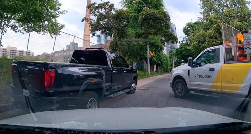  - VIDEO - Sans la moindre visibilité, ce pick-up double sur un trottoir juste devant une école