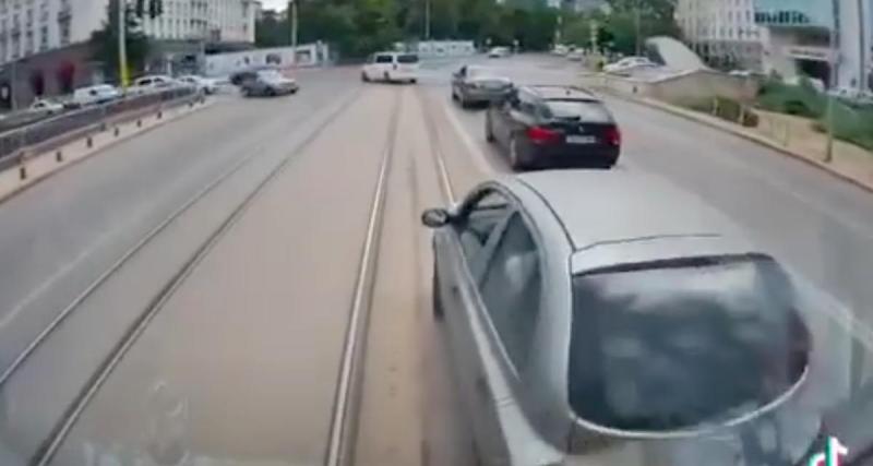  - VIDEO - Ce petit génie décide de doubler en coupant la route du tramway, mauvaise idée…