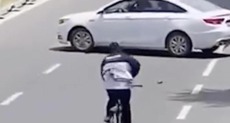  - VIDEO - Ce cycliste ne parvient pas à sortir les mains de ses poches, il le paie cher