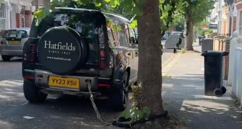  - Pour lutter contre la recrudescence des vols à Londres, les propriétaires de Land Rover attachent leurs voitures aux arbres !