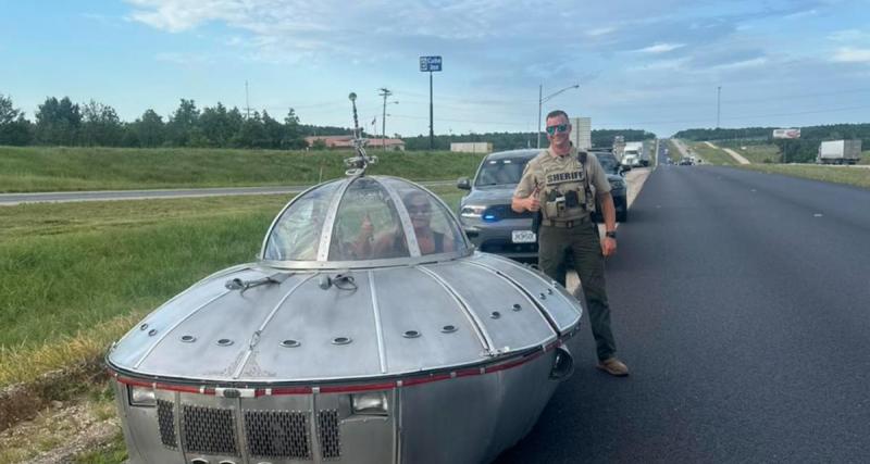  - Ce shérif du Missouri tombe sur une voiture venue d’ailleurs, il ne manque pas l'occasion de l’arrêter pour faire quelques photos