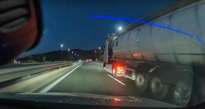  - VIDEO - Ce camion se déporte pour éviter une voiture, il aurait peut-être dû regarder dans son rétroviseur