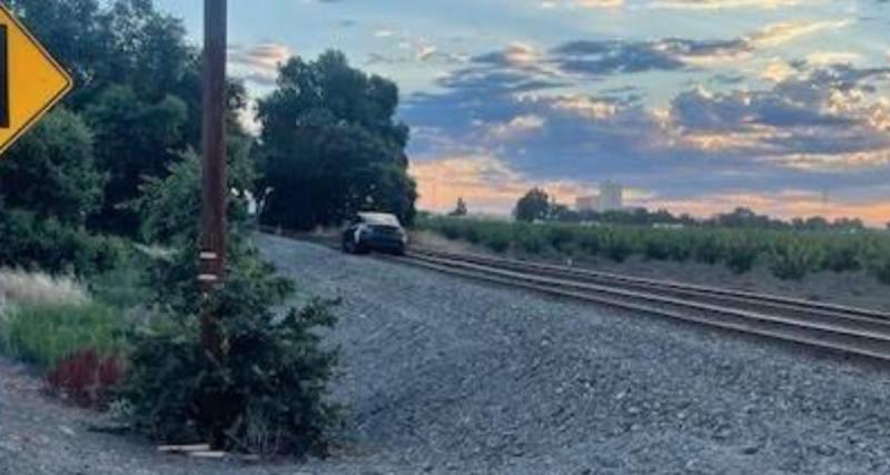  - L’Autopilot envoie cette Tesla sur des rails, la police l'utilise comme piqûre de rappel !