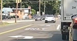 VIDEO - Le conducteur de cette BMW grille un feu rouge, pas de chance, la police a tout vu