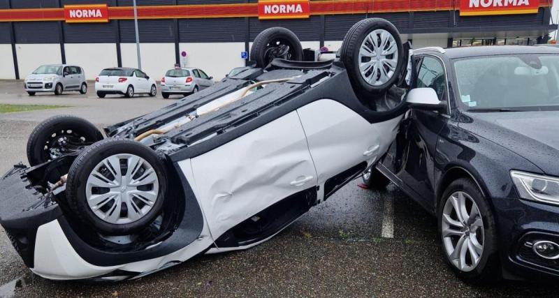  - Une tornade retourne trois voitures, scène insolite dans ce village !