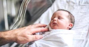Des parents expliquent les pratiques frauduleuses de cette entreprise spécialisée dans les photos de nourrisson à la maternité 