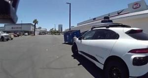 Le policier arrête une voiture suite à une manœuvre illégale, il découvre qu’elle est vide et autonome