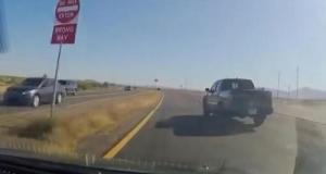 VIDEO - Un pick-up lui coupe la route alors qu’il roule à pleine allure, l’accident ne peut être évité