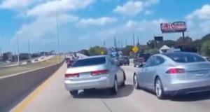 VIDEO - Ce chauffard tente de se faufiler à vive allure dans le trafic, ça tourne mal pour lui