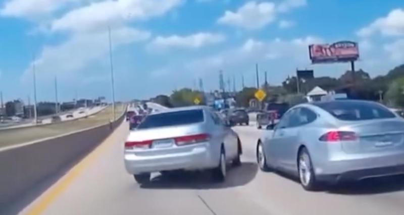  - VIDEO - Ce chauffard tente de se faufiler à vive allure dans le trafic, ça tourne mal pour lui