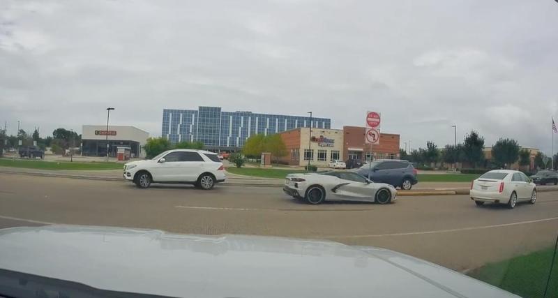  - VIDEO - Cette Cadillac s’insère un peu trop tranquillement sur l’axe principal, c’est une Corvette C8 qui en fait les frais