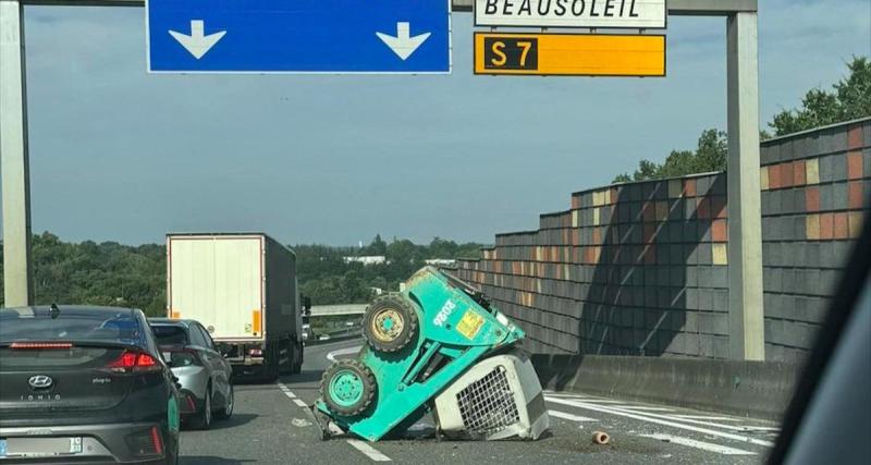  - Un engin de chantier retourné, scène improbable au milieu de cette autoroute