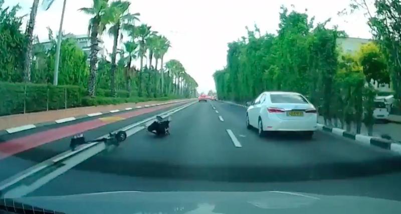  - VIDEO - Au beau milieu de la chaussée, sur sa trottinette électrique, il s'offre une chute spectaculaire !