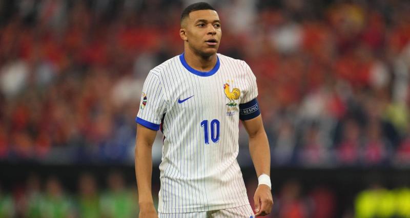  - Real Madrid : l'arrivée de Mbappé sur la pelouse du Bernabeu et la réaction magique de sa maman, l'attaquant ovationné 
