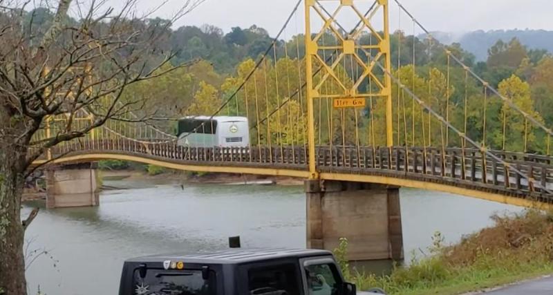  - VIDEO - Le chauffeur de bus ignore le poids limite sur le pont, grosse frayeur dans l’Arkansas