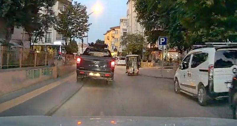  - VIDEO - Très pressé, le chauffard a recours au trottoir pour doubler un tuk-tuk