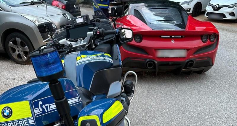  - Avec deux jeunes enfants sur le siège passager, cette Ferrari flashée en excès de vitesse par les gendarmes