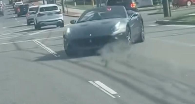  - VIDEO - Il oublie le frein à main de sa Ferrari, scène hilarante au milieu d’une intersection !
