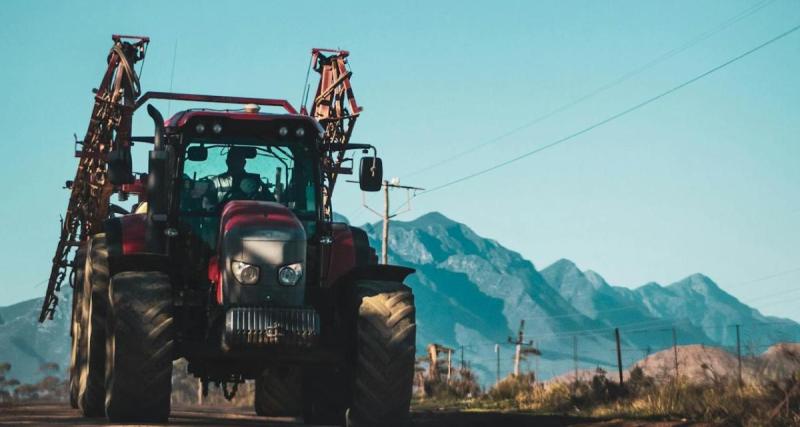  - Bloqué derrière un engin agricole ? Voici comment agir pour que tout se passe bien